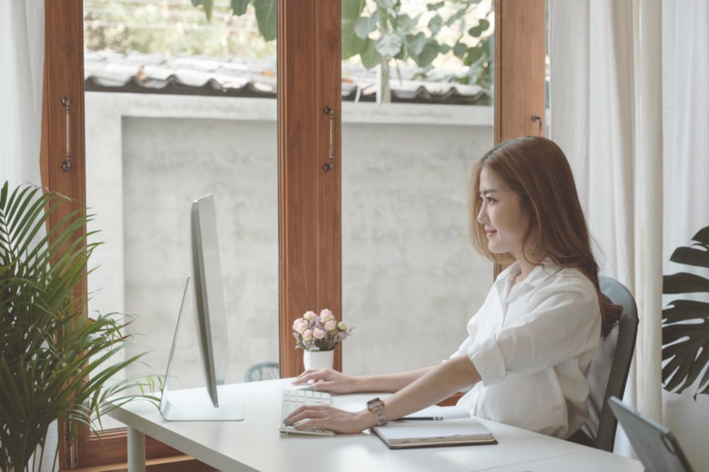 Équipe tarnuvellionline travaillant ensemble dans un environnement collaboratif moderne